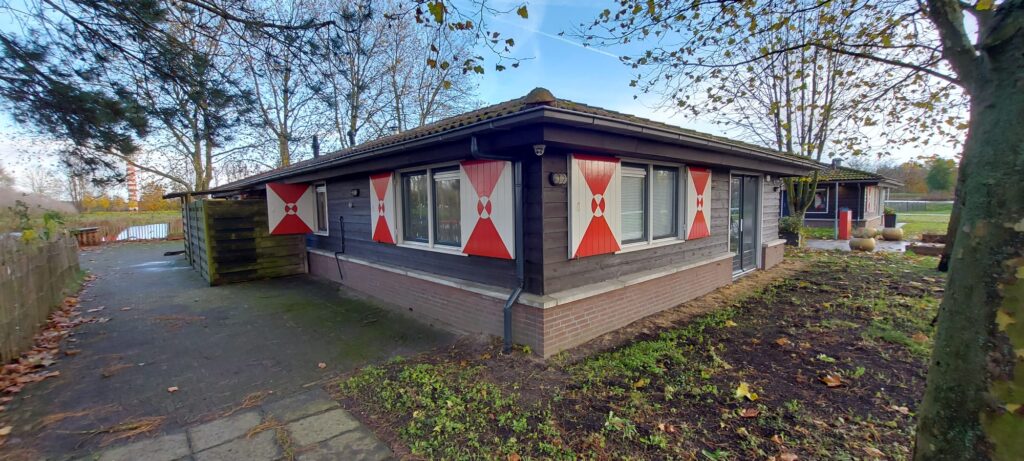 Het PRICE-gebouw met de kenmerkende rood-witte luiken.