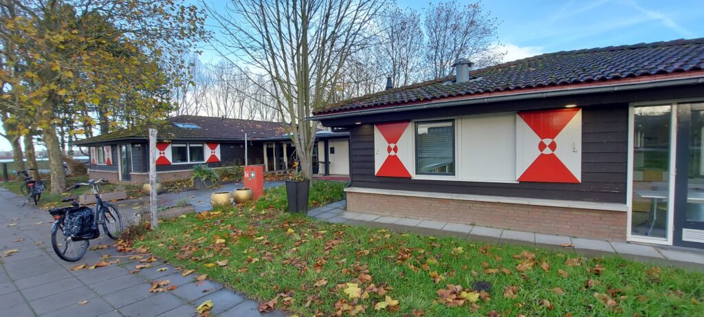 Foto buitenkant PRICE-gebouw met de herkenbare rood-witte luiken.